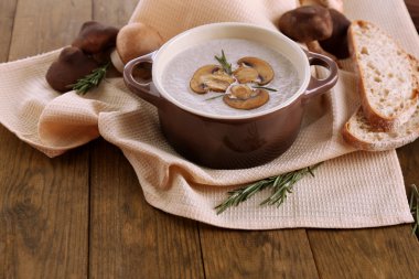 tencerede ahşap zemin üzerinde mantar çorbası