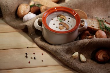 tencerede, peçete, ahşap zemin üzerinde mantar çorbası