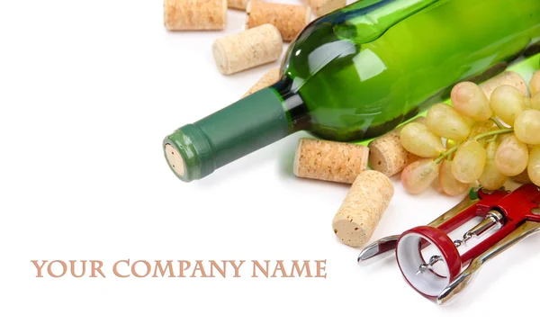 Flaska vin, druvor och korkar, isolerad på vit — Stockfoto