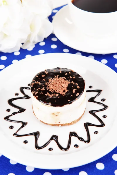 Torta dolce con cioccolato sul piatto primo piano — Foto Stock