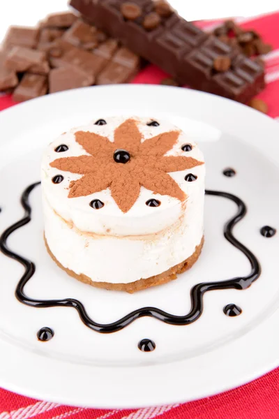 Süße Torte mit Schokolade auf dem Teller in Großaufnahme — Stockfoto