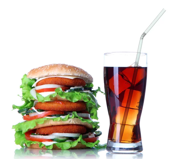 巨大なハンバーガーと白で隔離され、冷たい飲み物のガラス — ストック写真