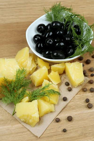 Пармезанський сир, свіжі трави та оливки на дерев'яному фоні — стокове фото