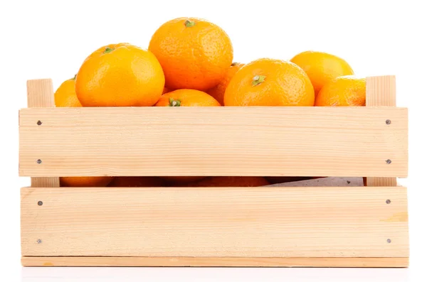 Mandarines sucrées mûres en boîte en bois, isolées sur blanc — Photo