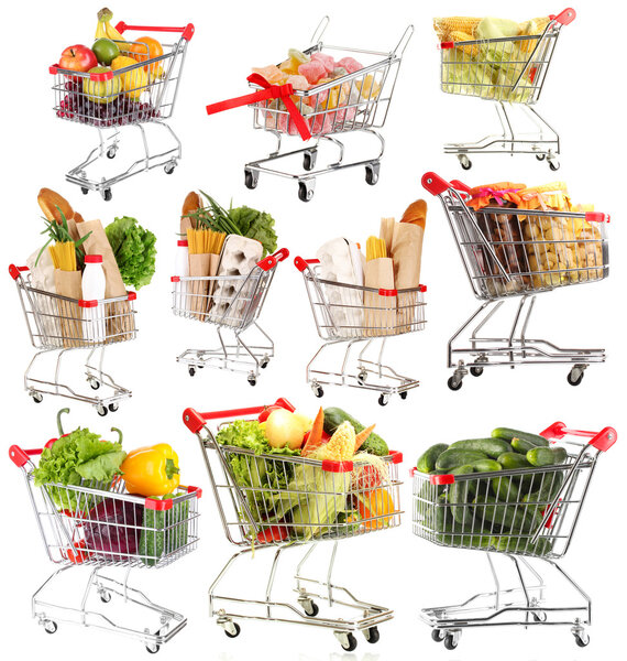 Тележки с различными продуктами, изолированными на белом
