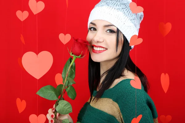 Jovem atraente com coração no Dia dos Namorados — Fotografia de Stock