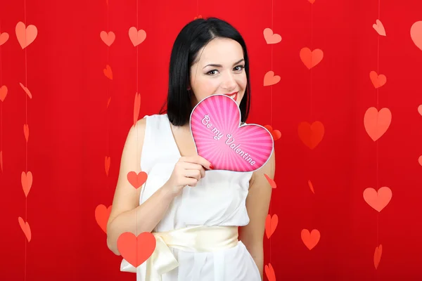 Aantrekkelijke jonge vrouw met kaart op dag van de Valentijnskaart — Stockfoto