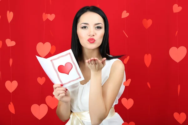 Giovane donna attraente con carta a San Valentino — Foto Stock