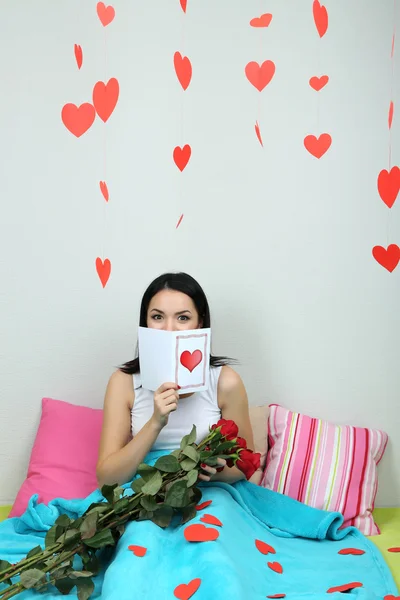 Bella donna con rose e carta a letto a San Valentino — Foto Stock