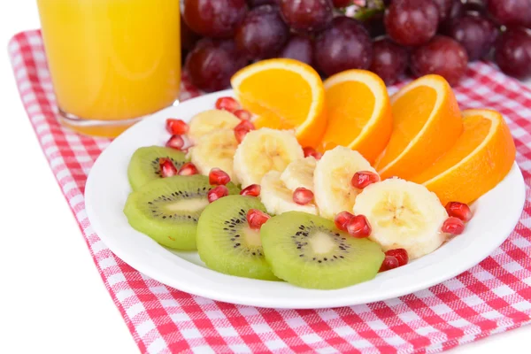 Frutas frescas dulces en el plato en primer plano de la mesa —  Fotos de Stock