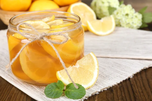 Вкусный лимонный джем на столе крупным планом — стоковое фото