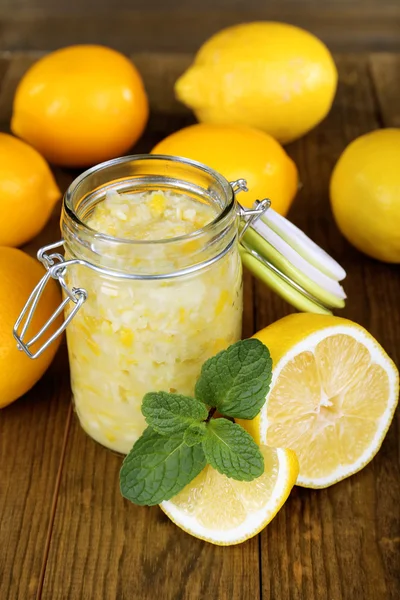 Marmellata di limone saporita sul tavolo primo piano — Foto Stock