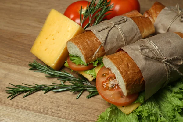 Sandwich fresco y sabroso sobre fondo de madera — Foto de Stock