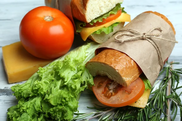 Sanduíche fresco e saboroso de perto — Fotografia de Stock