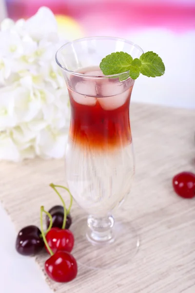 Glas cocktail op tafel op lichte achtergrond — Stockfoto