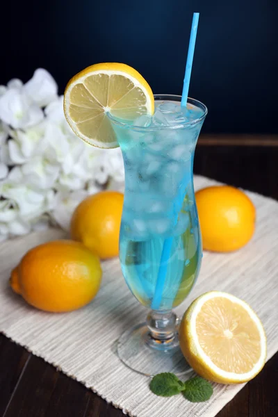 Bicchiere di cocktail sul tavolo su sfondo blu scuro — Foto Stock