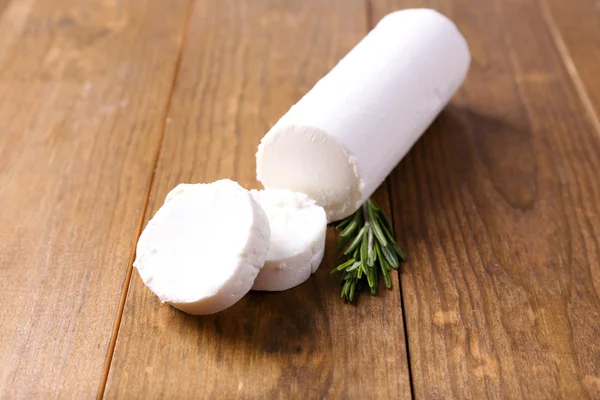 Sýr chutná bushe s rozmarýnem, na dřevěný stůl — Stock fotografie