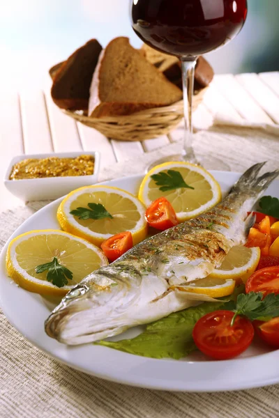 Vynikající grilované ryby na štítku na tabulka detail — Stock fotografie