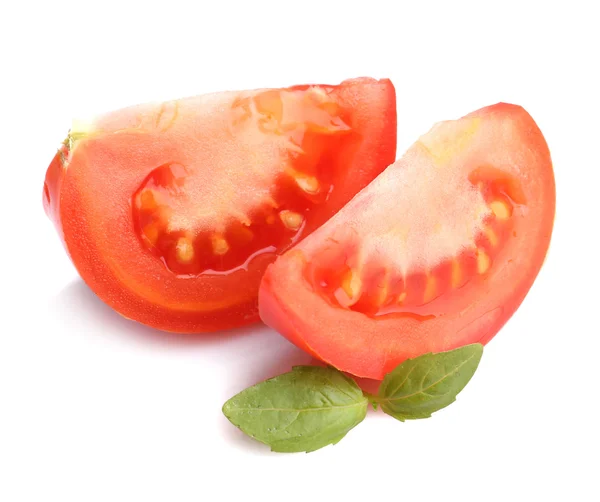 Fatias de tomate fresco com manjericão, isolado em branco — Fotografia de Stock