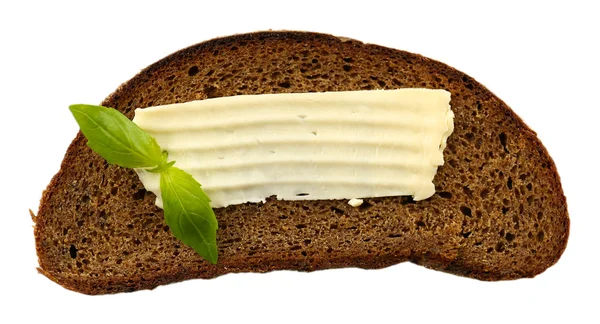 Fetta di pane di segale con burro, isolata su bianco — Foto Stock