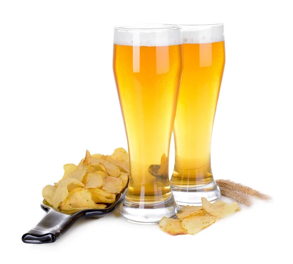 Bicchieri di birra con spuntino isolato su bianco — Foto Stock