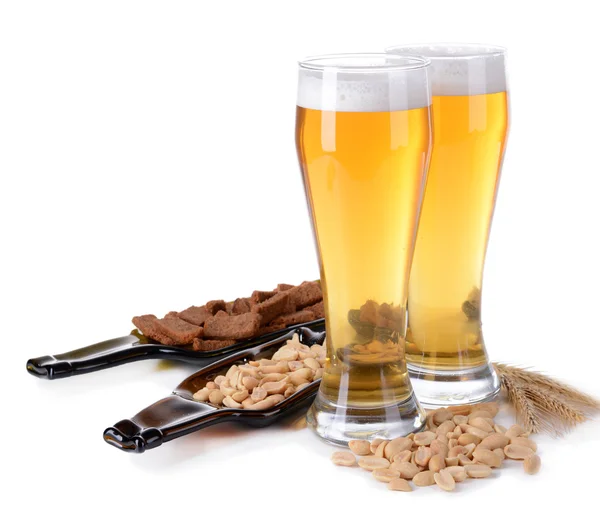 Glazen bier met snack geïsoleerd op wit — Stockfoto