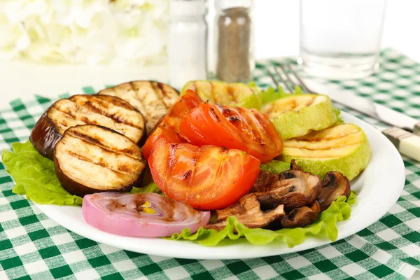 Delicious grilled vegetables on plate on table close-up — Stock Photo, Image