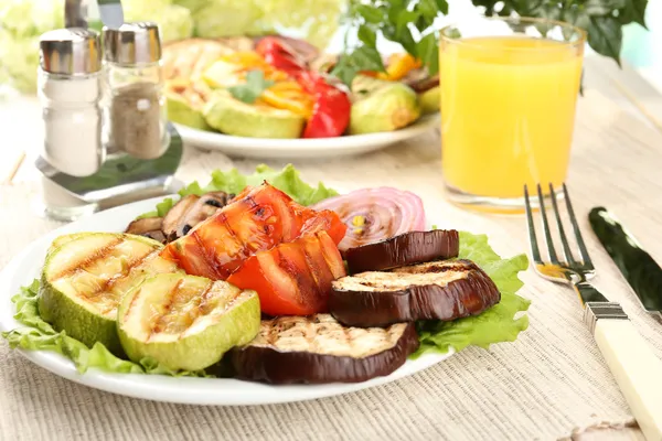 Läckra grillade grönsaker på tallriken på bordet närbild — Stockfoto