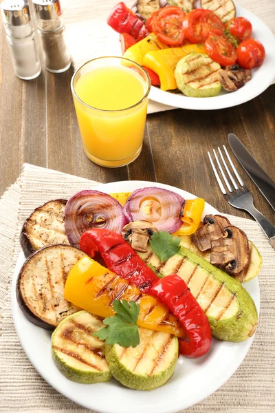 Delicious grilled vegetables on plate on table close-up — Stock Photo, Image