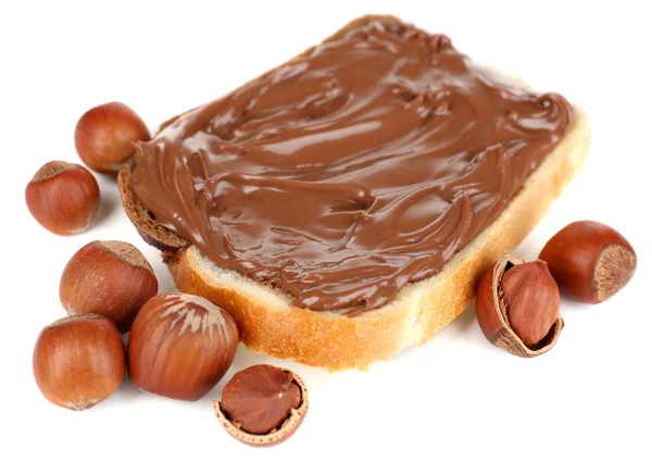 Хлеб со сладким шоколадом лесного ореха распространены изолированы на белом — стоковое фото