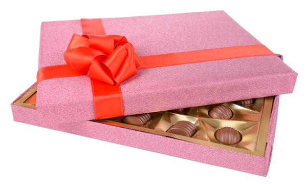 Смачні шоколадні цукерки в коробці ізольовані на білому — стокове фото