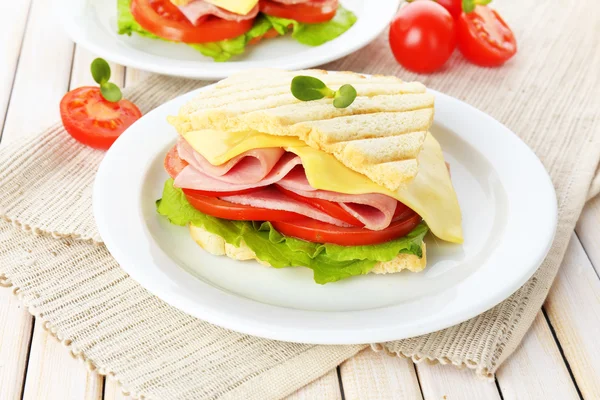 Sabroso sándwich con jamón sobre mesa de madera —  Fotos de Stock