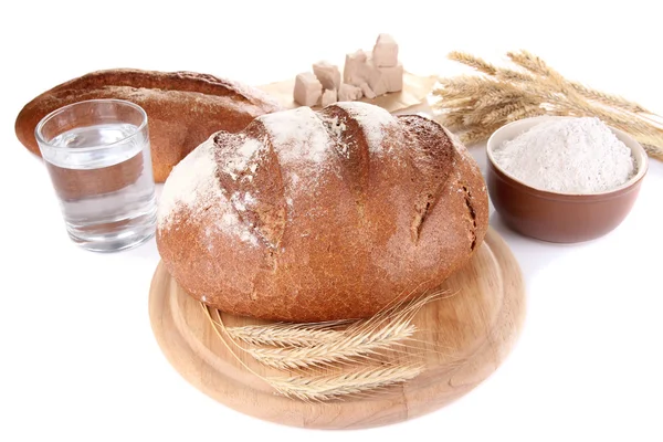 Çavdar ekmek üzerine beyaz izole ile kompozisyon — Stok fotoğraf