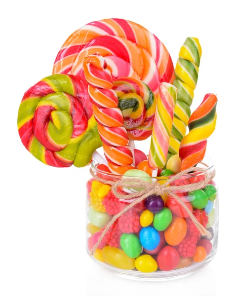 不同的多彩水果糖果在孤立的白色衬底上的罐子里 — 图库照片