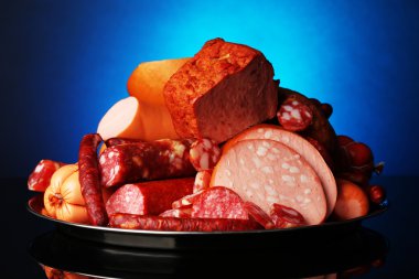 çok koyu renkli arka plan üzerinde his üzerinde farklı sosis