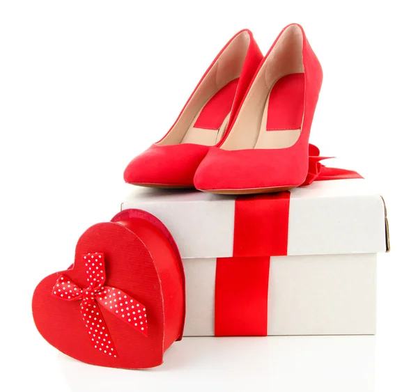 Belle scarpe rosse femminili e confezione regalo, isolata su bianco — Foto Stock