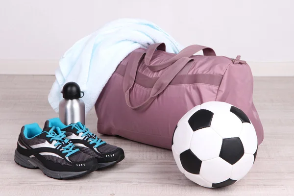 Bolsa de deporte con equipo deportivo en el gimnasio —  Fotos de Stock