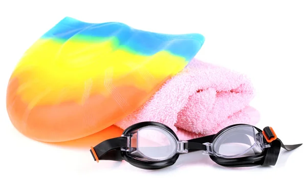 Ensemble pour piscine : bonnet de bain, lunettes et serviette isolée sur blanc — Photo