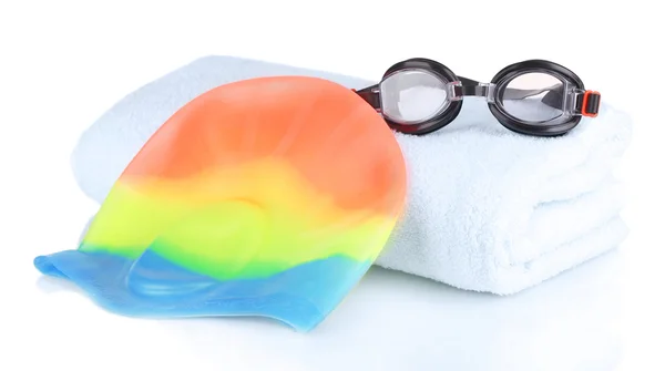 Ensemble pour piscine : bonnet de bain, lunettes et serviette isolée sur blanc — Photo