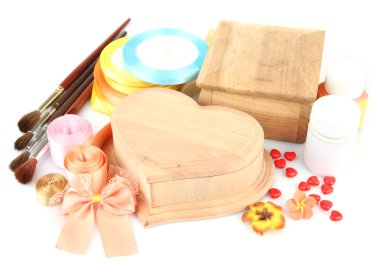 el yapımı ahşap kutu ve üzerinde beyaz izole bir dekor için sanat malzemeleri
