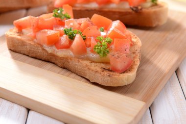 Kesme tahtasında domatesli lezzetli bruschetta.