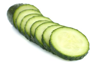 beyaz izole dilimlenmiş taze salatalık