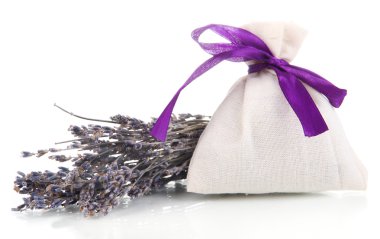 Tekstil poşet çantası ile üzerine beyaz izole kurutulmuş lavanta çiçekleri