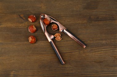 Fındıkkıran ve ahşap zemin üzerine fındık