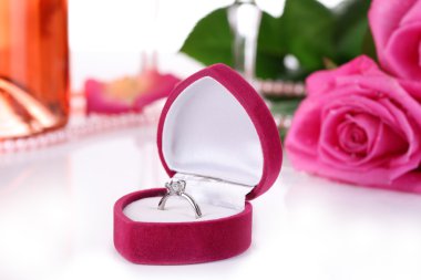 gözlük ve üzerinde beyaz izole pembe gül pembe ışıltı şarap ile kompozisyon