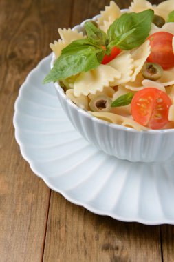 Tablo yakın çekim tabakta domates ile lezzetli makarna