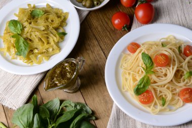 leziz spagetti domates plaka üzerinde tablo yakın çekim