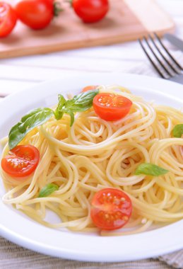 leziz spagetti domates plaka üzerinde tablo yakın çekim