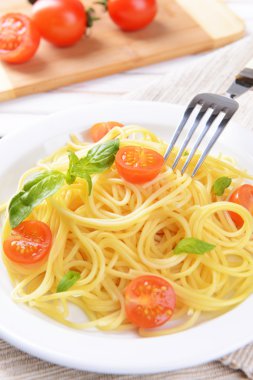 leziz spagetti domates plaka üzerinde tablo yakın çekim