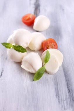 ahşap masa üstünde domates ve fesleğen ile lezzetli mozzarella peyniri